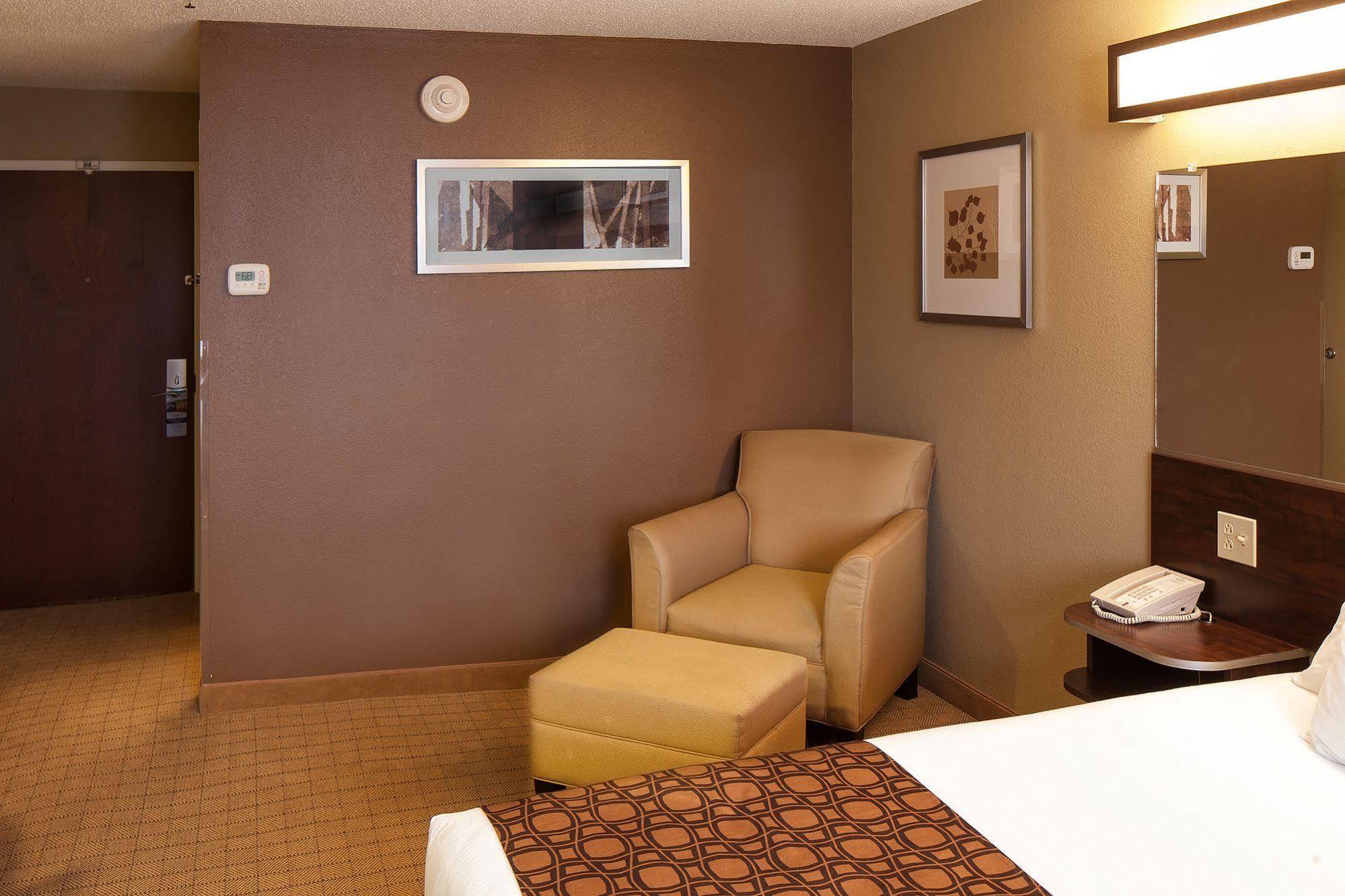 Microtel Inn & Suites By Wyndham St Clairsville - Wheeling St. Clairsville Exterior photo